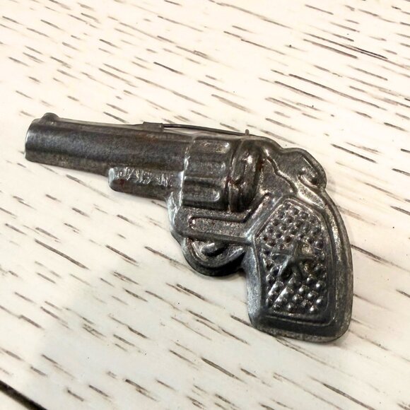 Vintage PISTOL Gun Pressed Tin Metal Pin Novelty Brooch 1950s Revolver Japan - Picture 4 of 5